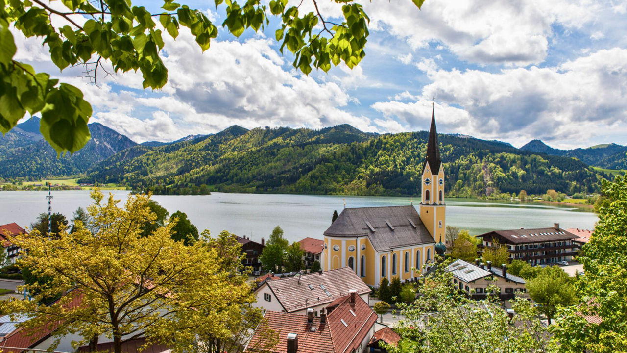 Blick auf die Kirche St. Sixtus in Schliersee