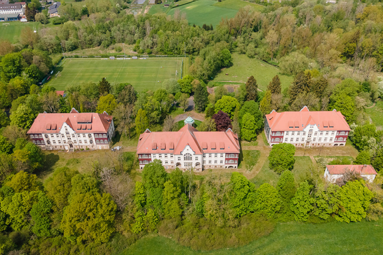 Rohbau von außen eines Mehrfamilienhausen