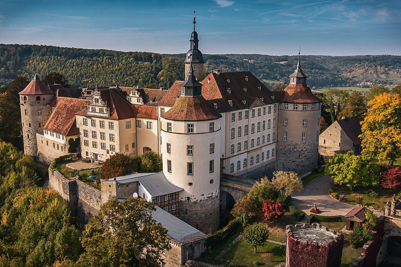 Vogelperspektive auf Schloss Langenburg und den dazugehörigen Garten