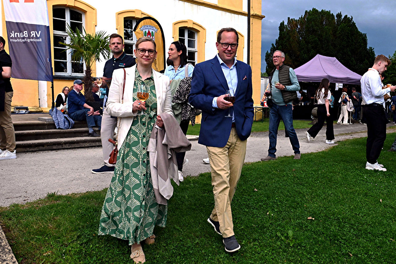 Schlossherr Graf Johannes von Bentzel in Begleitung