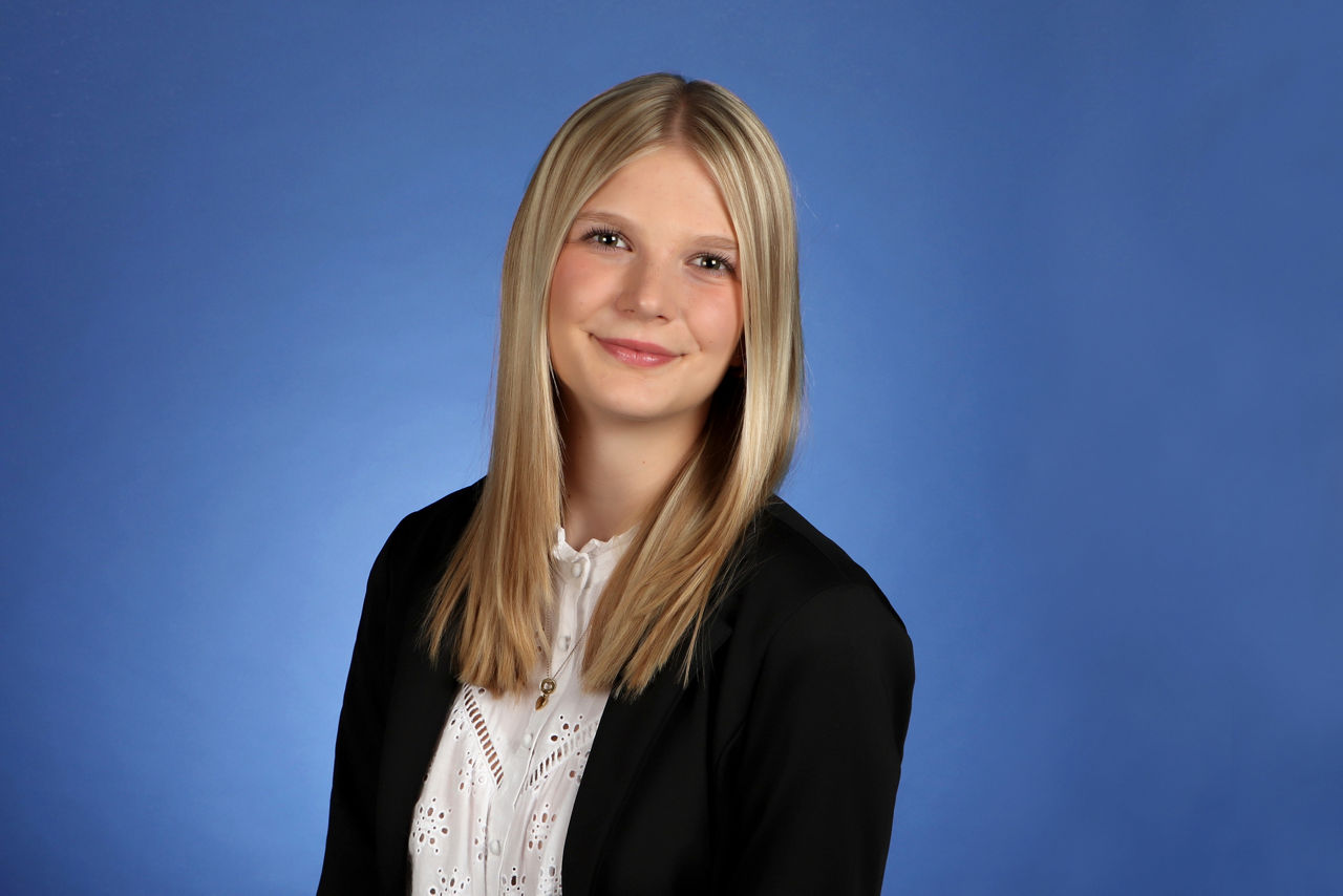 Frau vor blauem Hintergrund