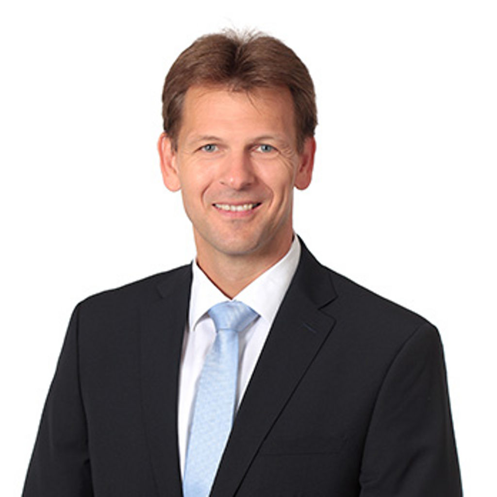 Freundlich lächelnder Mann im Anzug, unser Abteilungsleiter Unternehmensservice Martin Schmidt