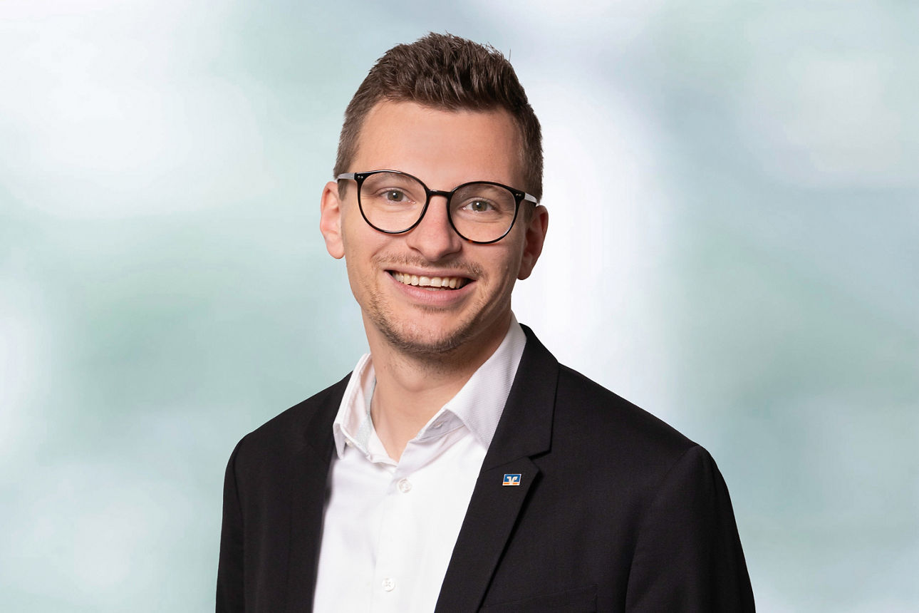 Portraitaufnahme unseres Kollegen Dennis Schmidt