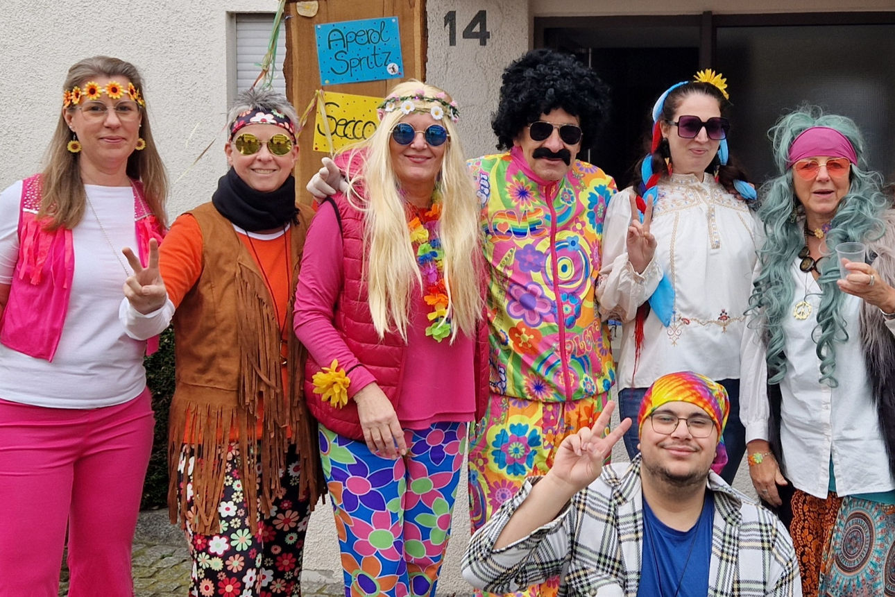 Gruppe von Menschen in Faschingskostümen