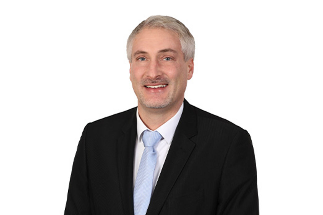 Freundlich lächelnder Mann im Anzug