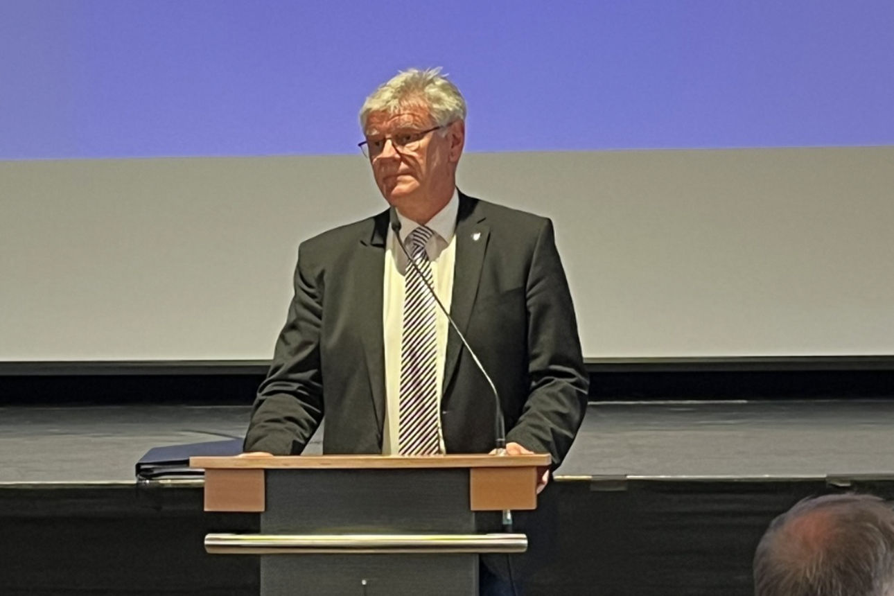Herr Schneider bei seiner Rede