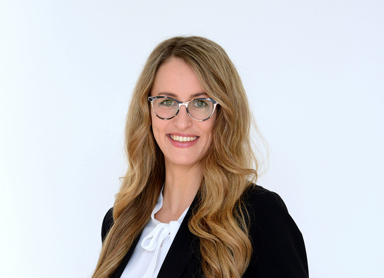 Firmenkundenberaterin Verena Schnippering vor grauen Hintergrund