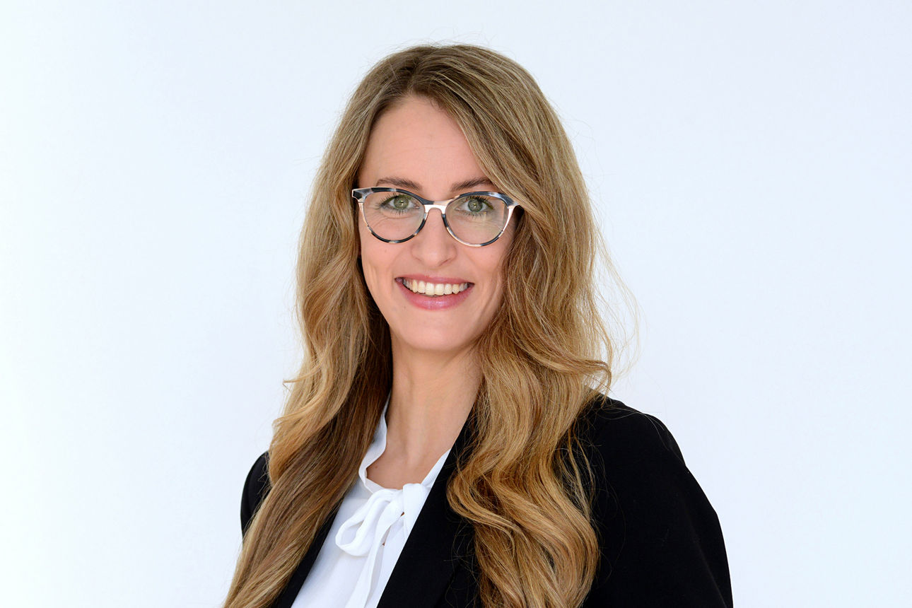 Firmenkundenberaterin Verena Schnippering vor grauen Hintergrund