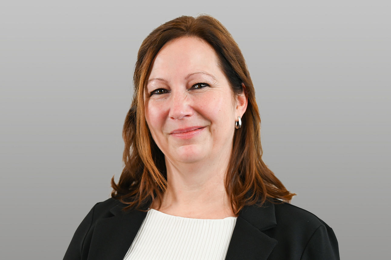 Anja Scholz, Servicemitarbeiterin, grauer Hintergrund