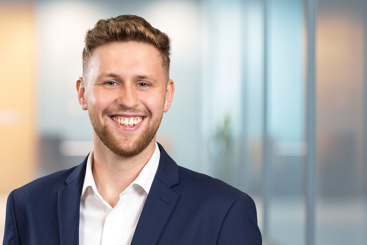 Marvin Scholz, Auszubildender bei der Volksbank Bochum Witten eG lächelt in die Kamera