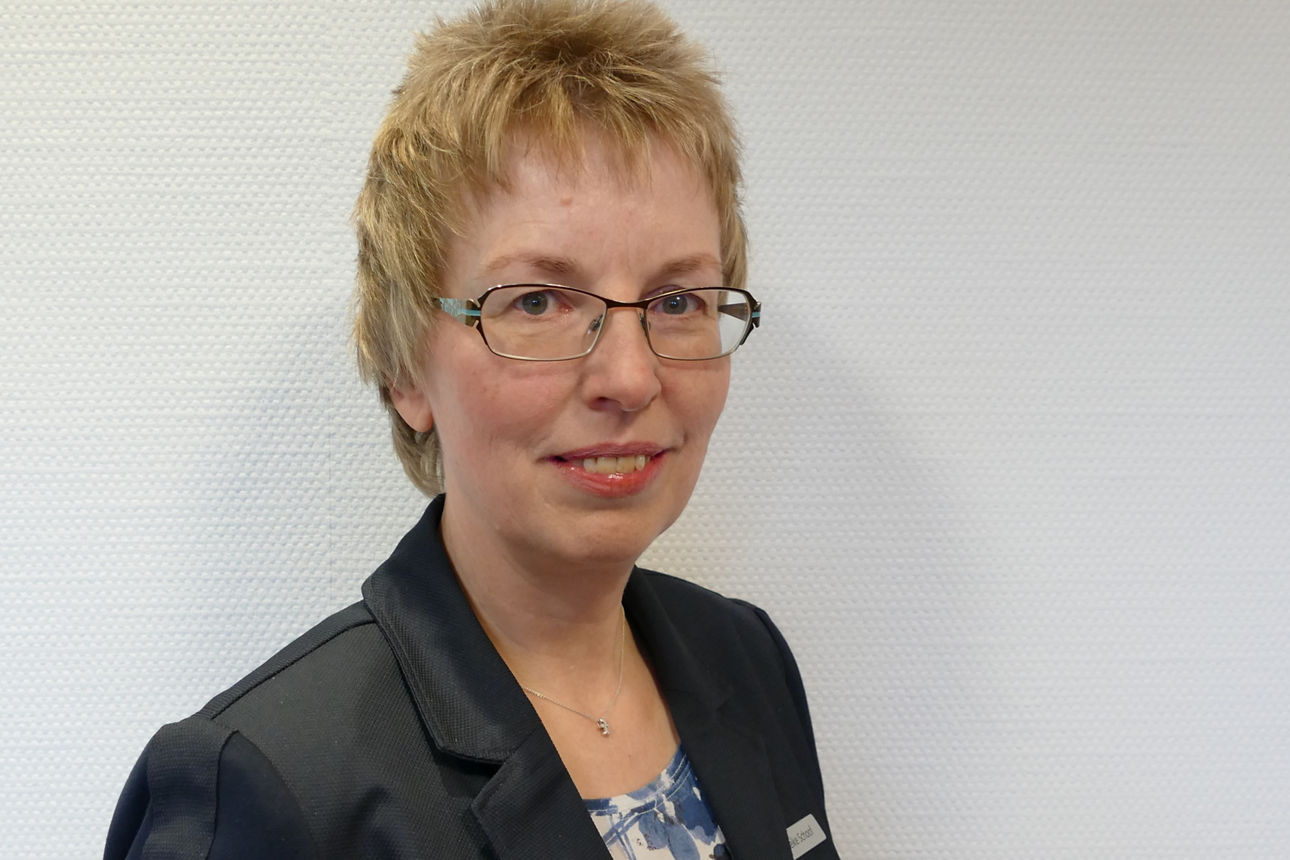 Eine Frau lächelt in die Kamera