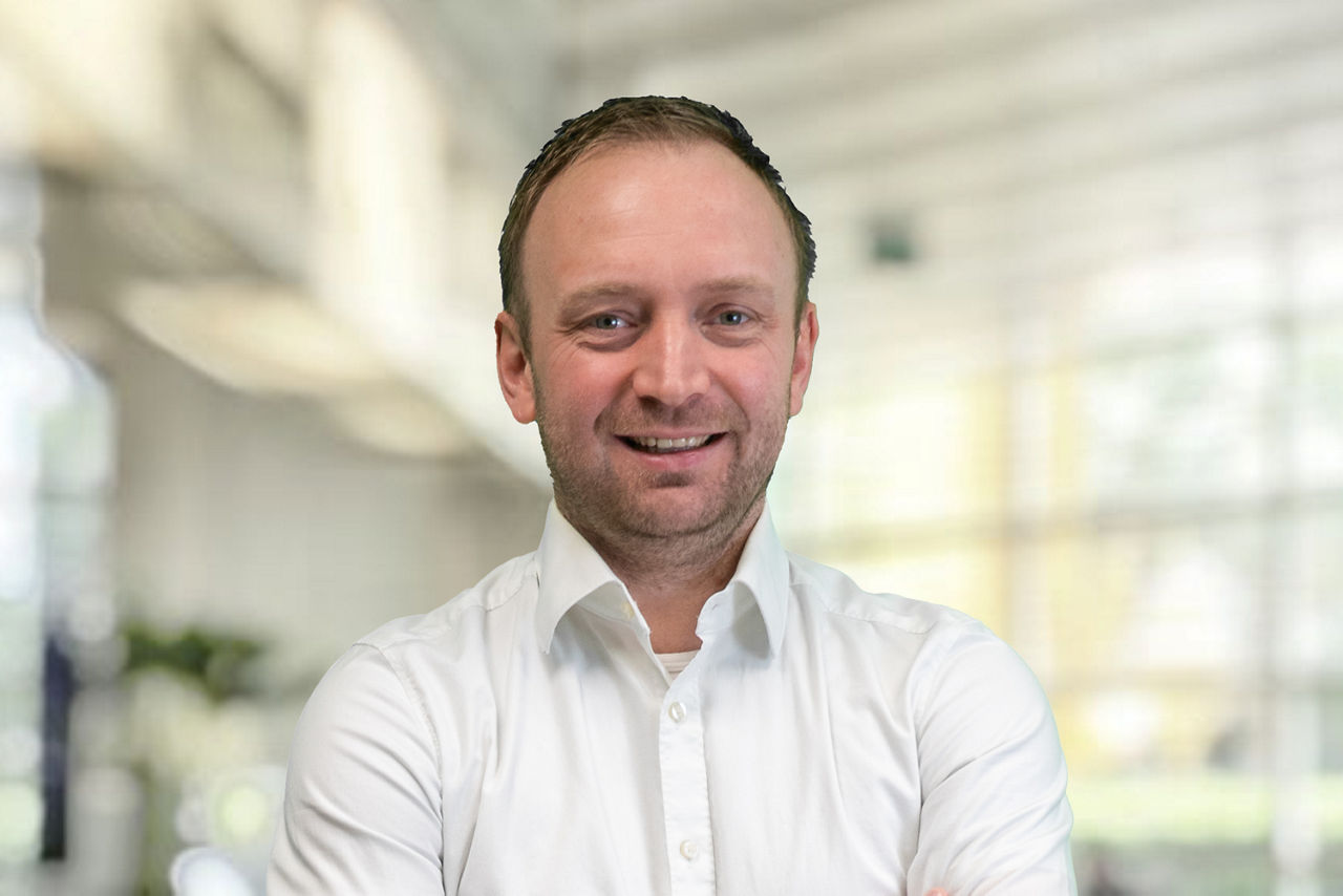 Mitarbeiter in hellem Büroraum