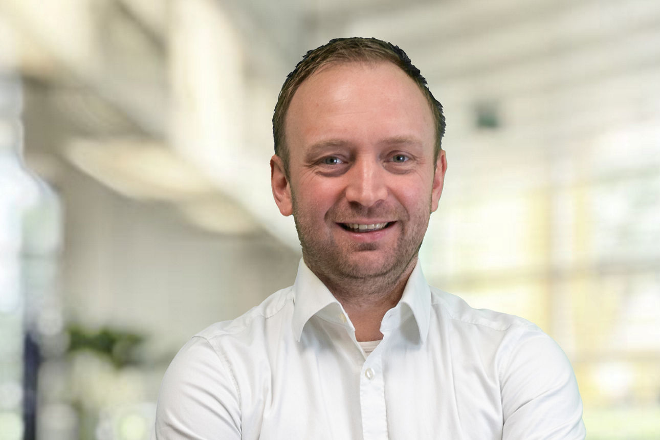 Mitarbeiter in hellem Büroraum