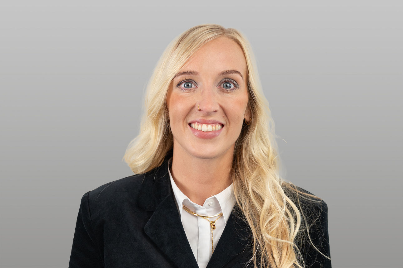 Carolin Schubert, Vertriebsreferentin Firmenkunden, vor grauem Hintergrund