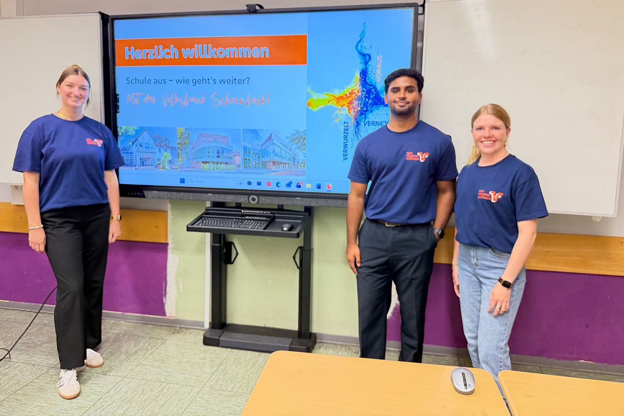 Team Volksbank (drei Mitarbeiter) präsentieren die Volksbank Schermbeck beim Tag "Schule aus" der Gesamtschule Schermbeck