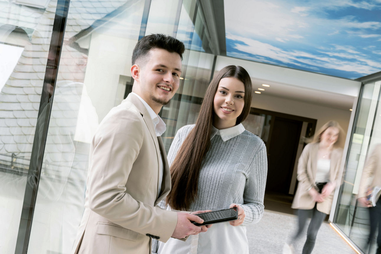 Zwei Auszubildende mit einem iPad