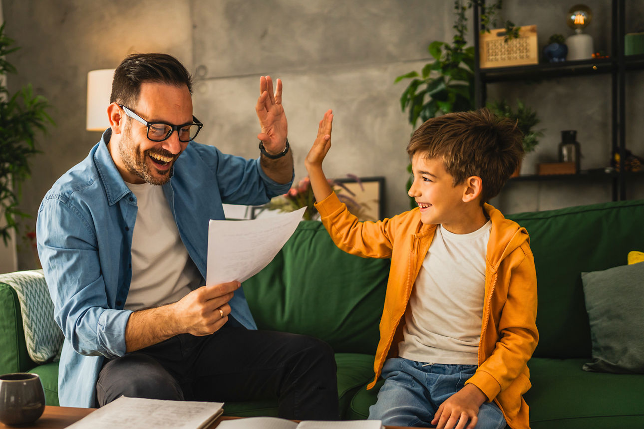 Vater und Sohn geben sich ein High Five