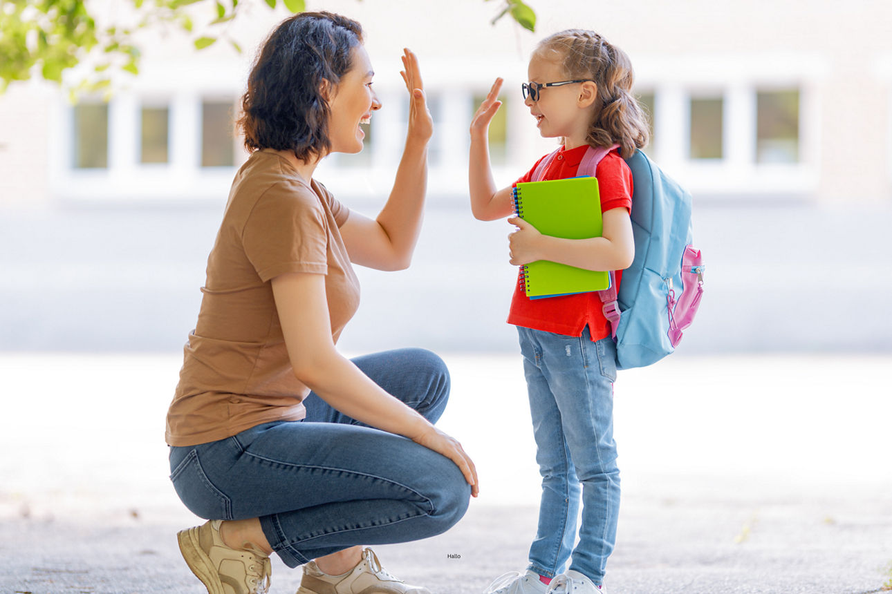 Mutter und Schülerin geben sich ein High Five
