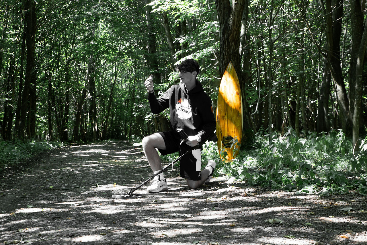 Ein Junge sucht mit seiner Sonde verborgene Schätze