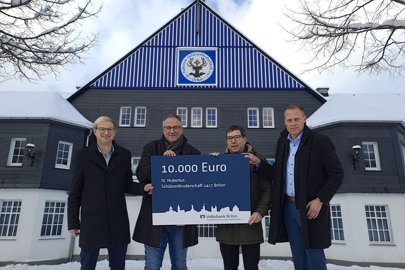 Vertreter der Bank übergeben Vertretern des Schützenvereins einen Scheck