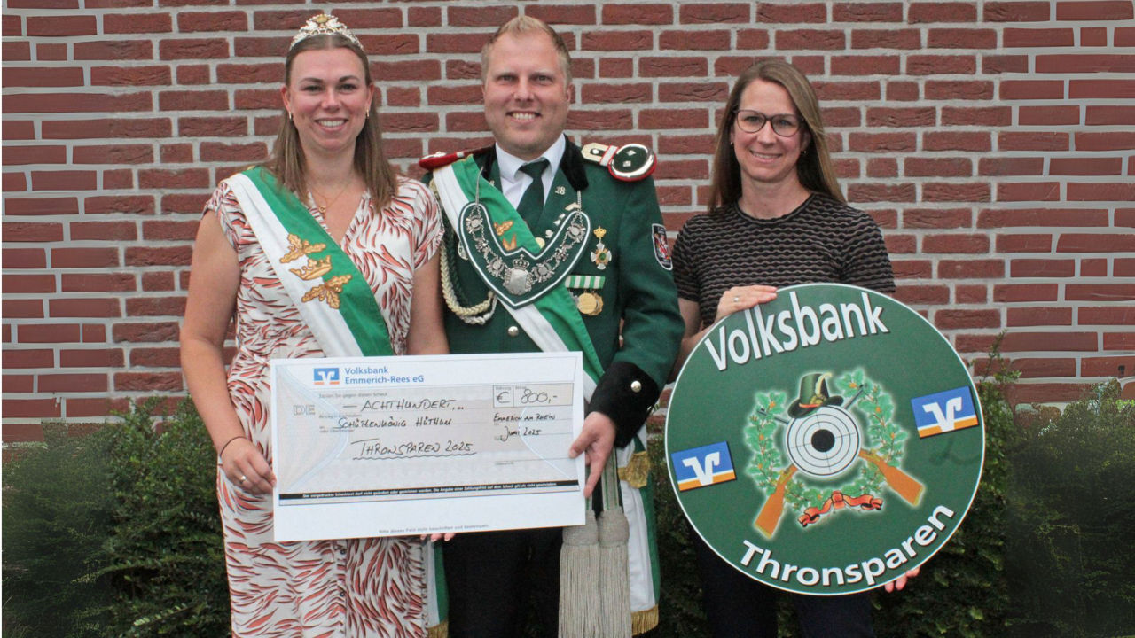 Das Königspaar aus Hüthum erhält die Plakette der Volksbank Emmerich-Rees eG