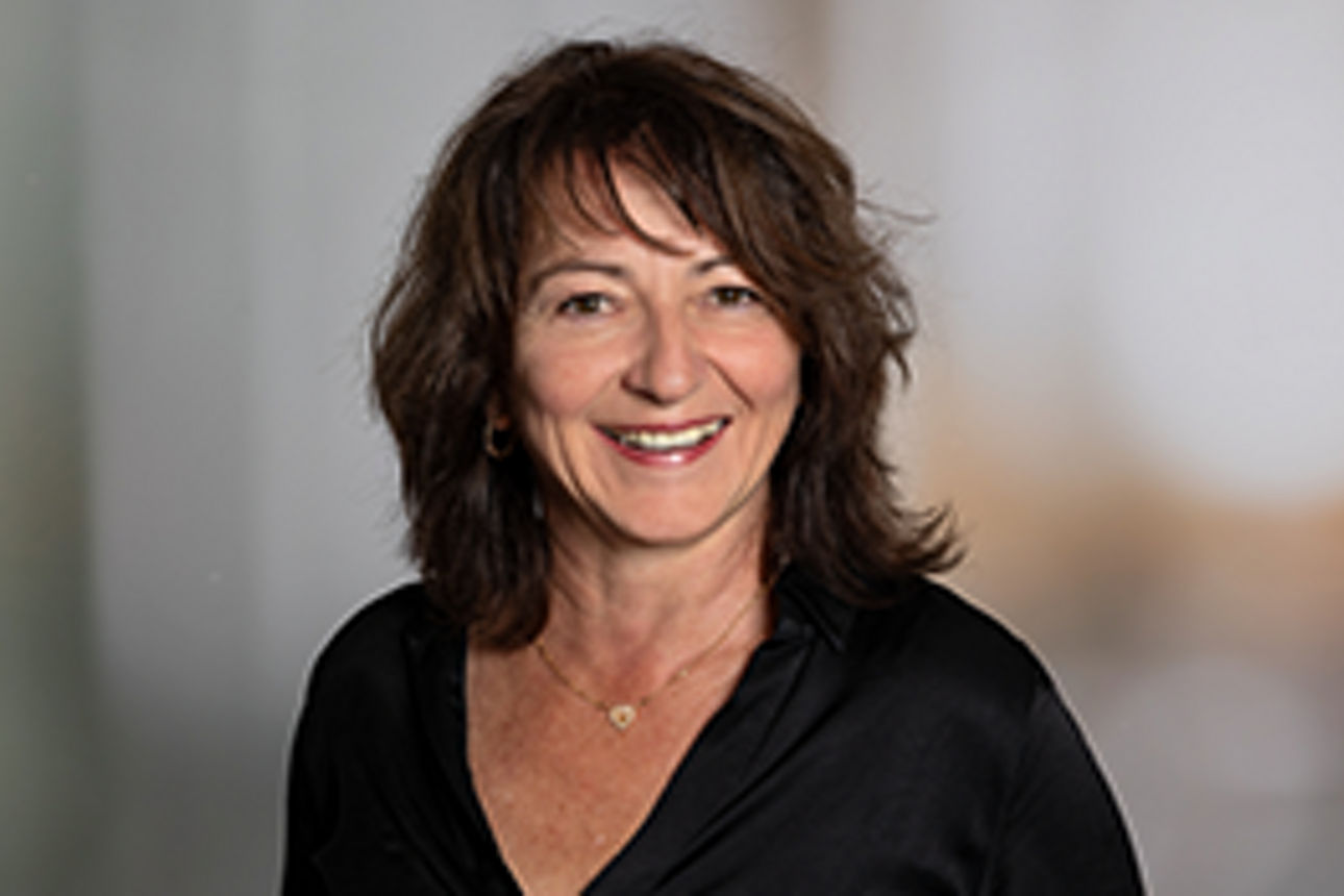 Baufinanzierungsberaterin Heike Schugens lächelt in die Kamera