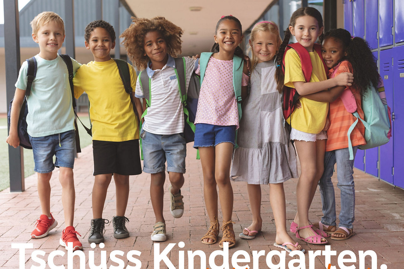 Sieben Kinder stehen gemeinsam vor einem Kindergarten und verabschieden sich mit einem Lächeln – ein Motiv für den Schulstart