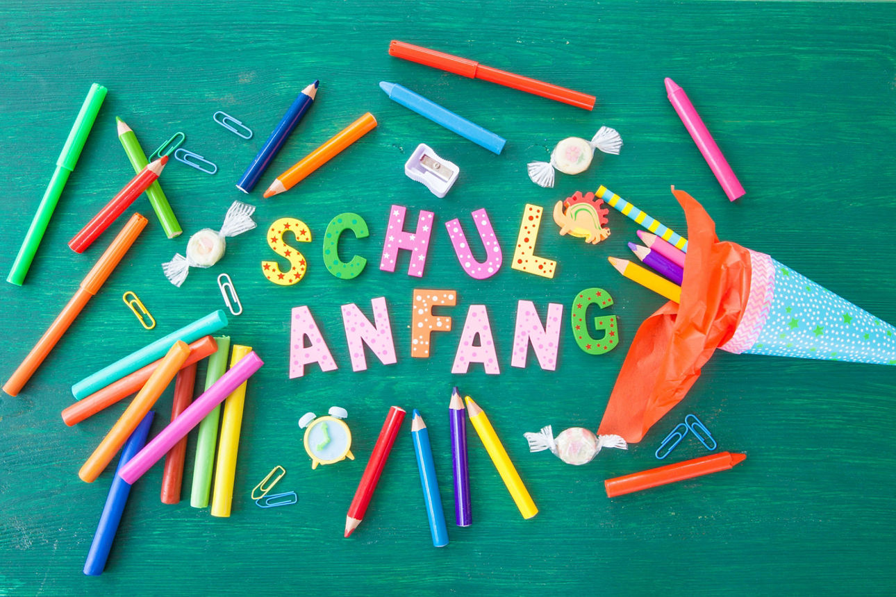 Bild mit verschiedenen Elementen wie Bastelutensilien und Schulartikel
