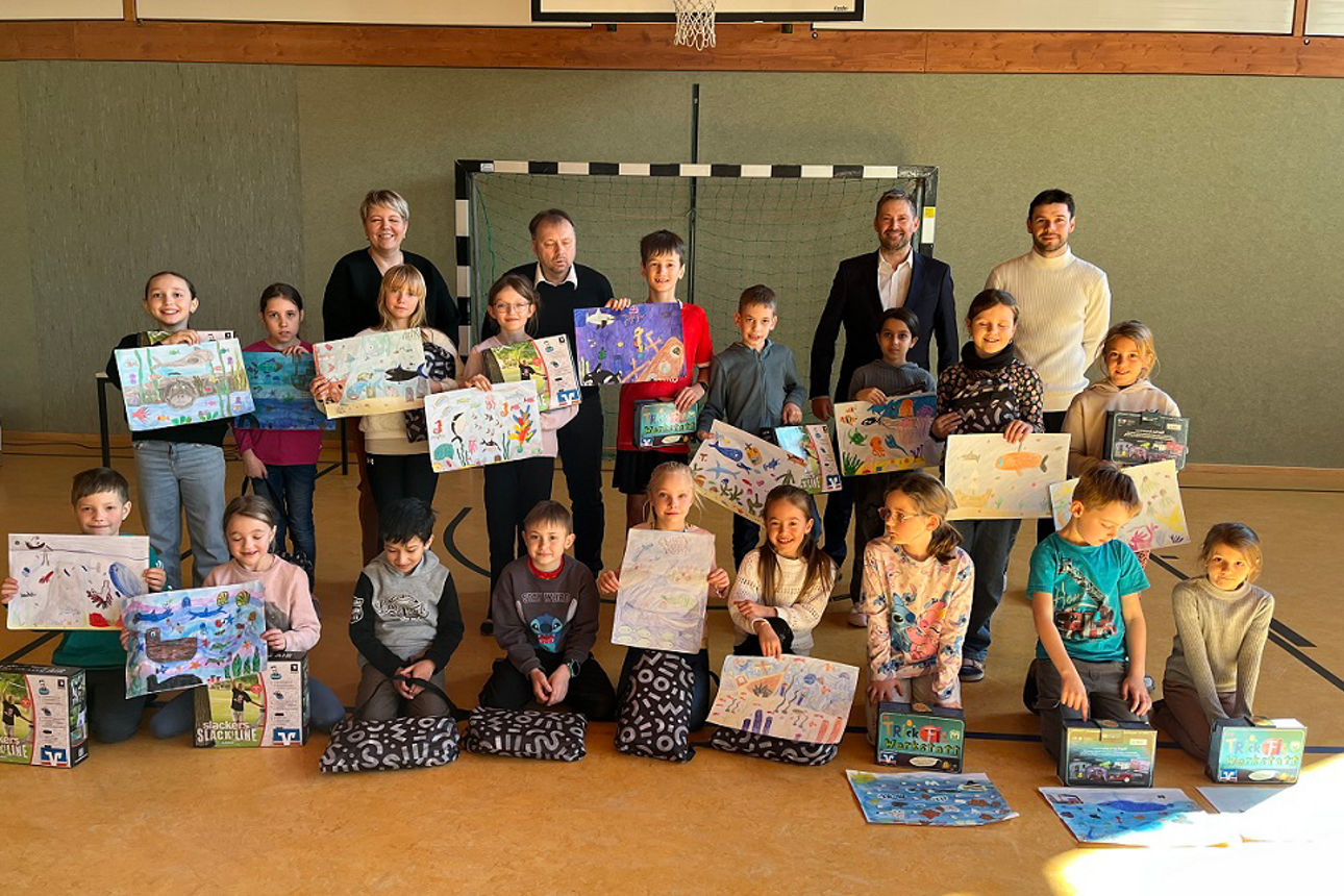 die Sieger der Grundschule Lam präsentieren ihre Malarbeiten und die gewonnenen Preise