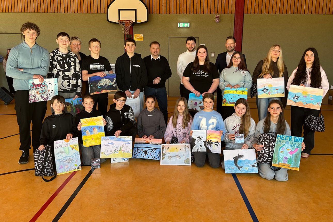 die Sieger präsentieren Ihre Bilder und gewonnenen Preise