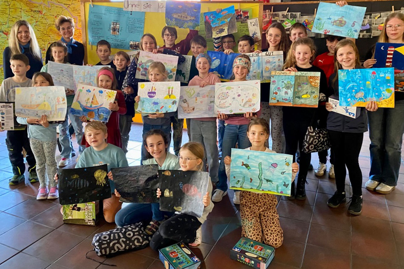 die Sieger der Mittelschule Neukirchen b.Hl.Blut präsentieren Ihre gemalten Bilder und die gewonnen Preise