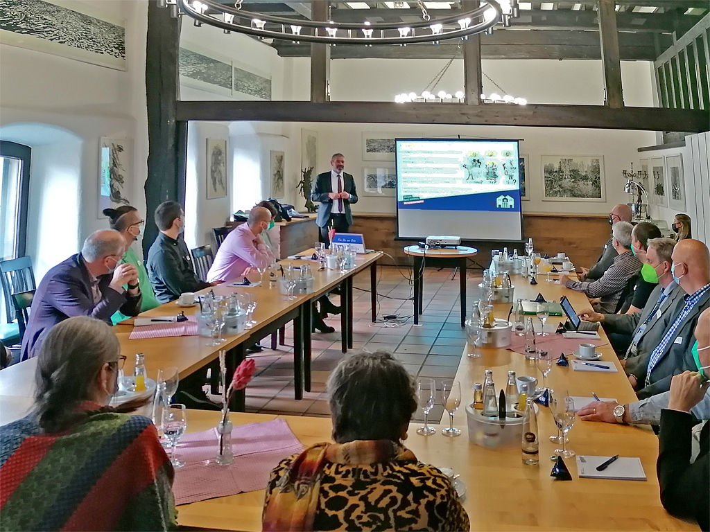 Verschiedene Entscheidungsträger der Schulen in einem gemeinsamen Meeting