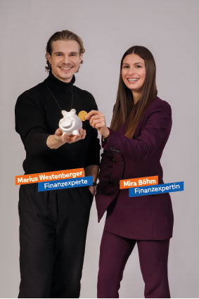 Zwei Finanzexpert:innen, Marius Westenberger und Mira Böhm, stehen freundlich lächelnd nebeneinander und halten gemeinsam ein Sparschwein mit einer Münze – Symbol für finanzielle Bildung.