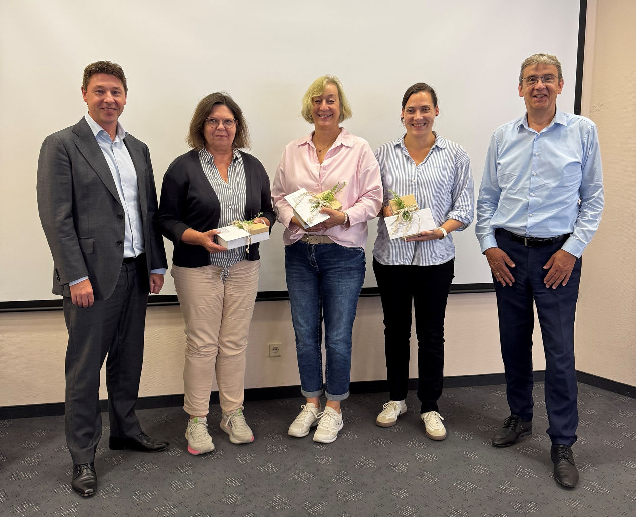 Gruppenfoto bei der Spendenübergabe an die Vertreterinnen der Schulen