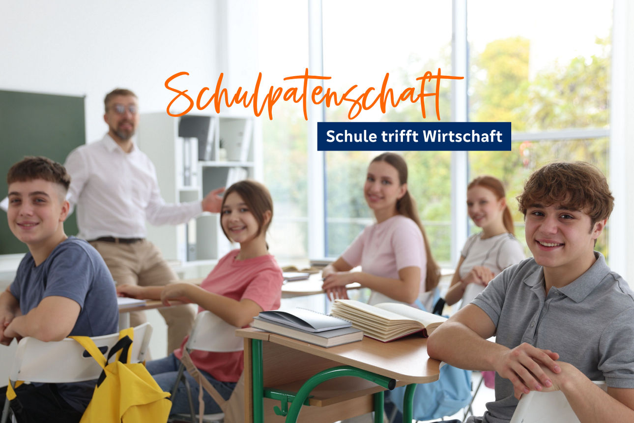 Mehrere Jugendliche sitzen im Klassenraum, ein Lehrer steht vorn. Schriftzug: Schulpatenschaft – Schule trifft Wirtschaft.