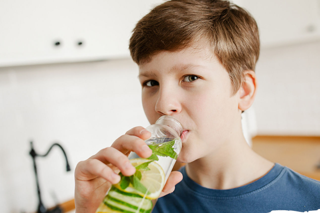 Kind trinkt aus einer Flasche
