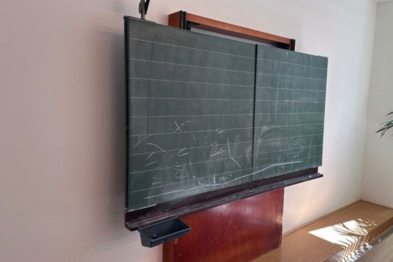 Eine alte Schultafel der Mozartschule