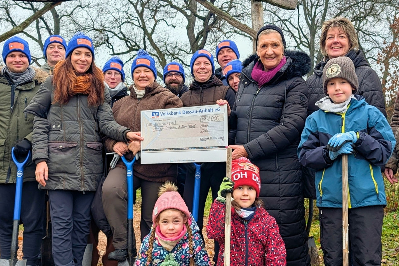 Gruppenbild lächelnder Kinder, Frauen und Männer