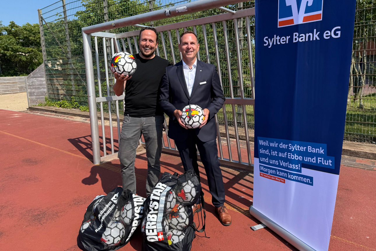 Felix Marwede und Uwe Gerlach bei der Fußballübergabe