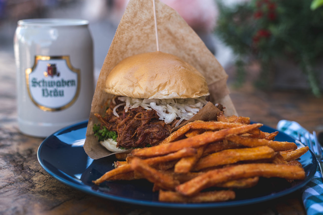 Burger mit Pommes und ein Krug Bier.
