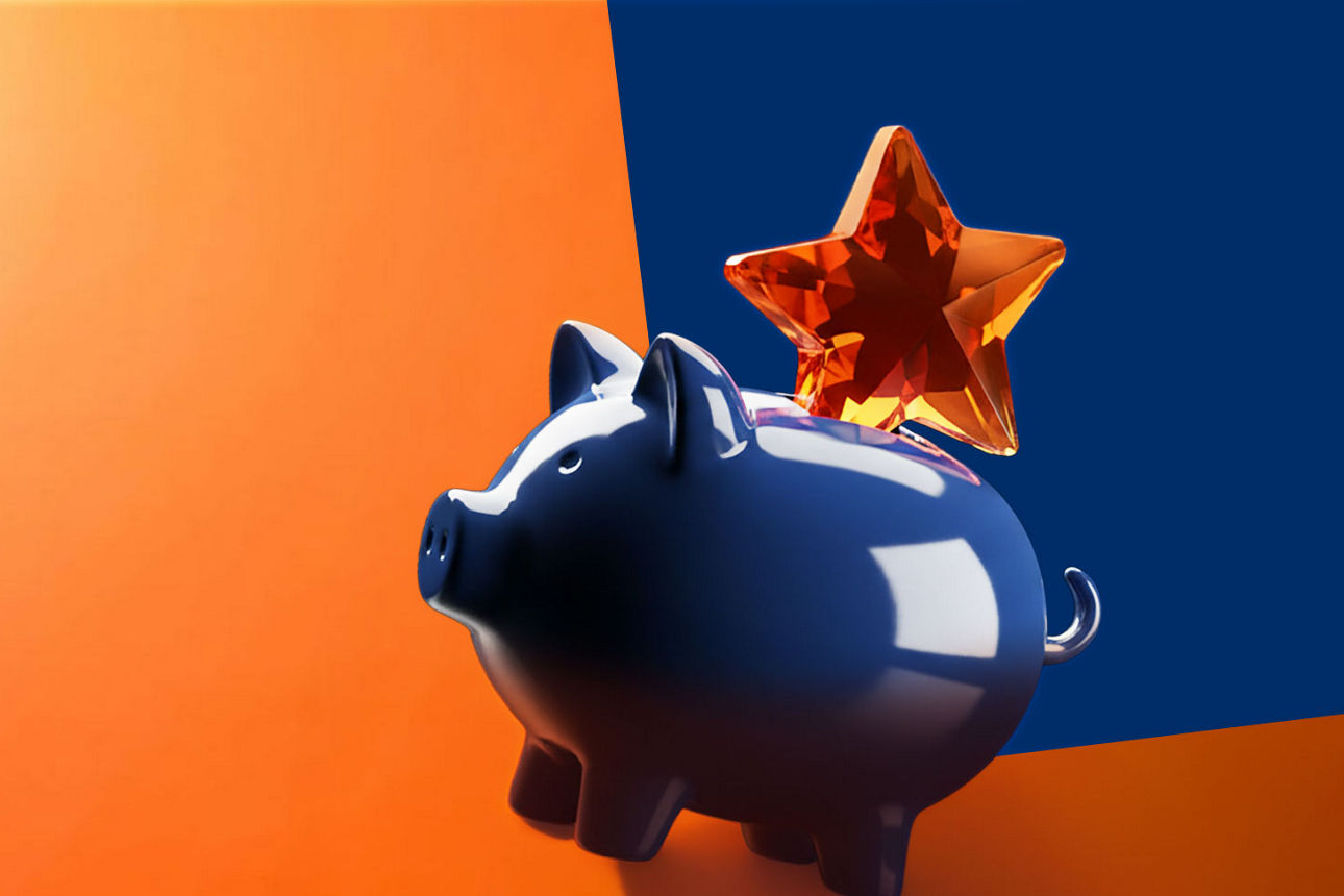 Blaues Sparschwein mit Stern im Schlitz vor orange-blauer Wand