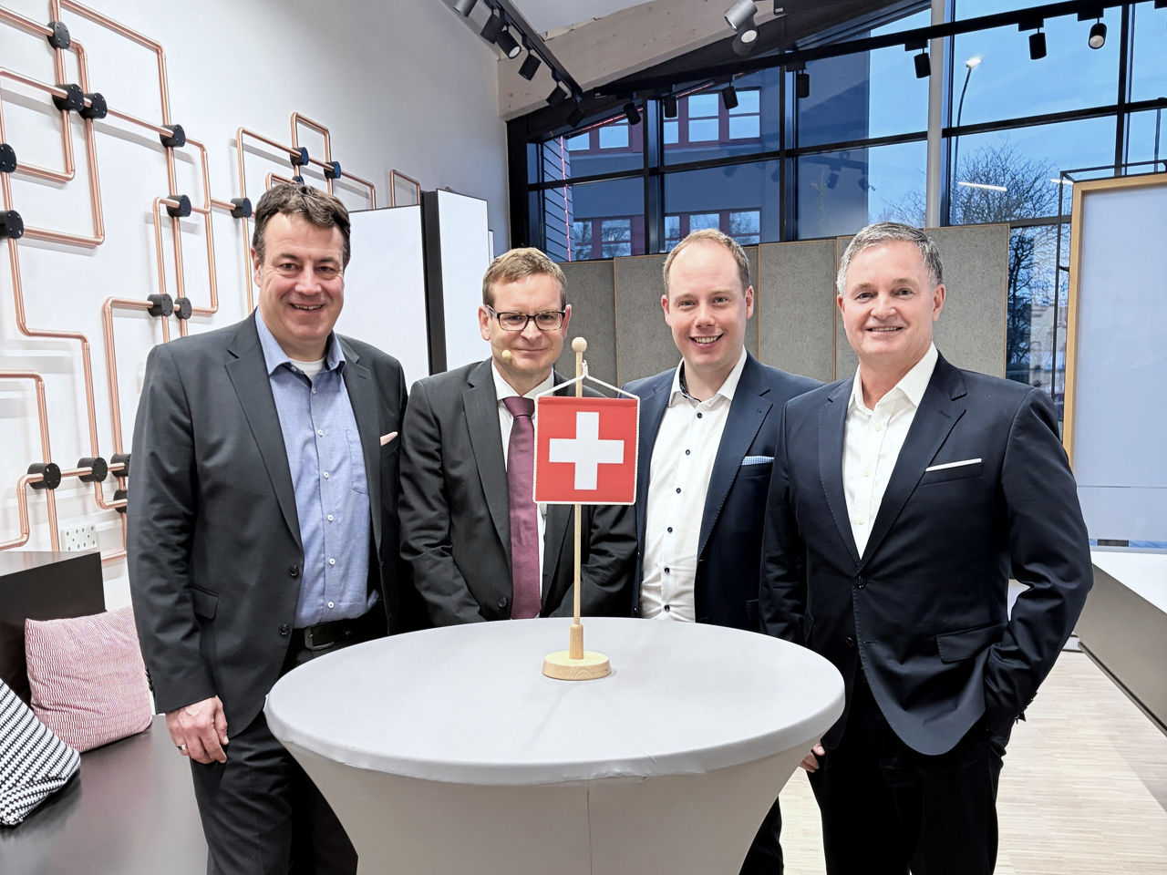 Leiter Vermögensbetreuung Christian Doll, Simon Römer und Florian Müller von der DZ Privaund Vorstandssprecher Matthias Kruse