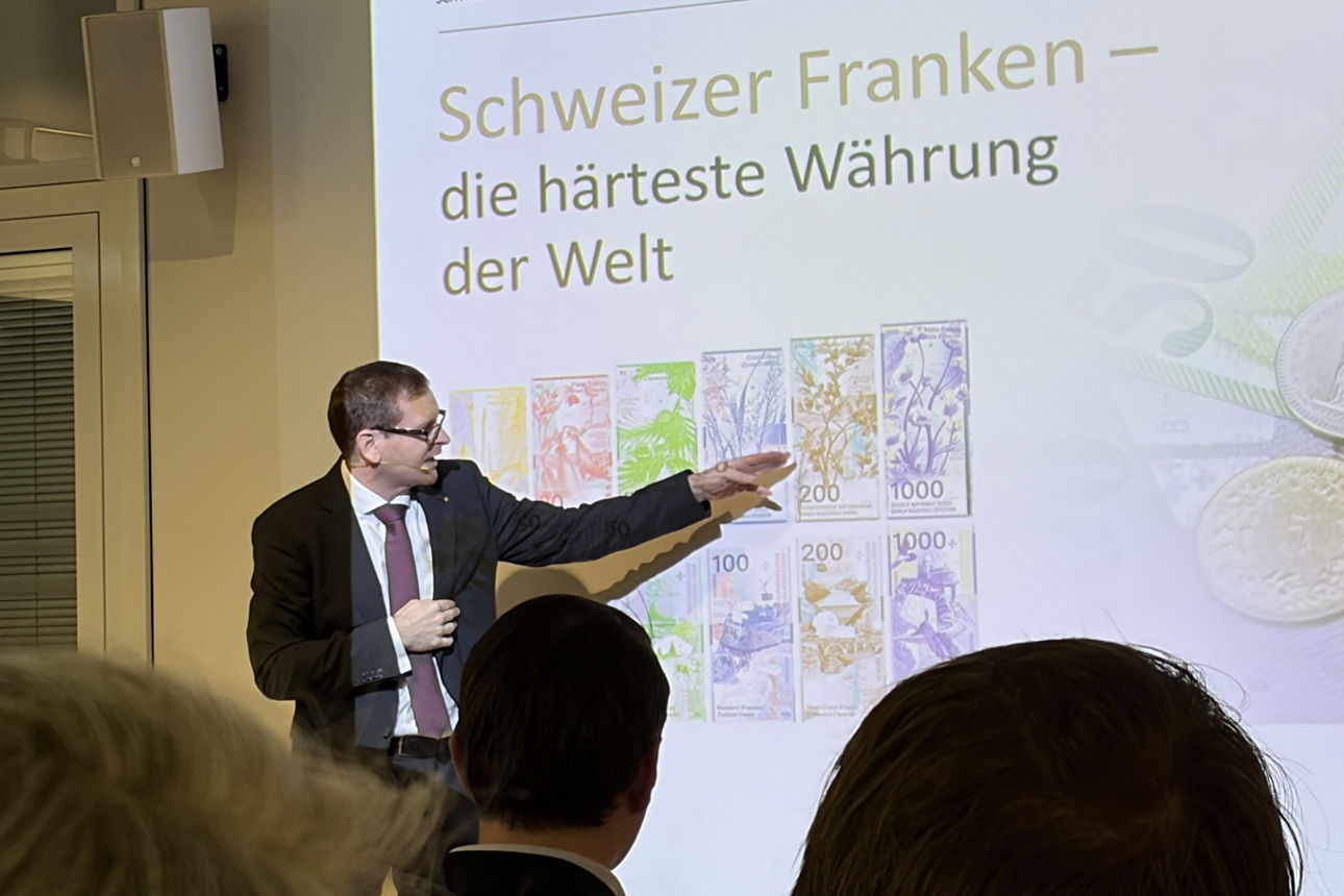 Hauptredner Simon Römer von der DZ Privatbank Schweiz