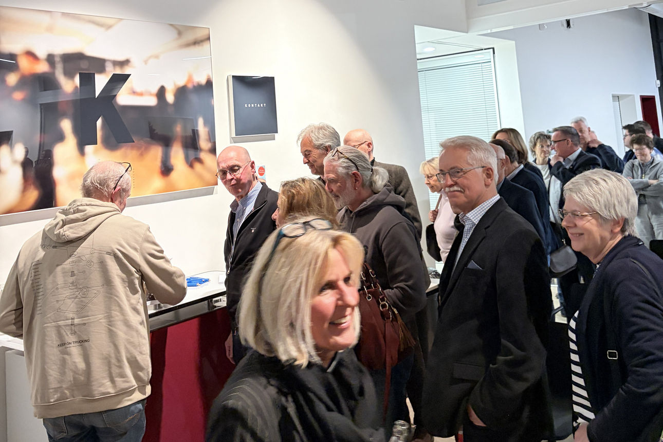 Kunden probieren Schweizer Schokolade