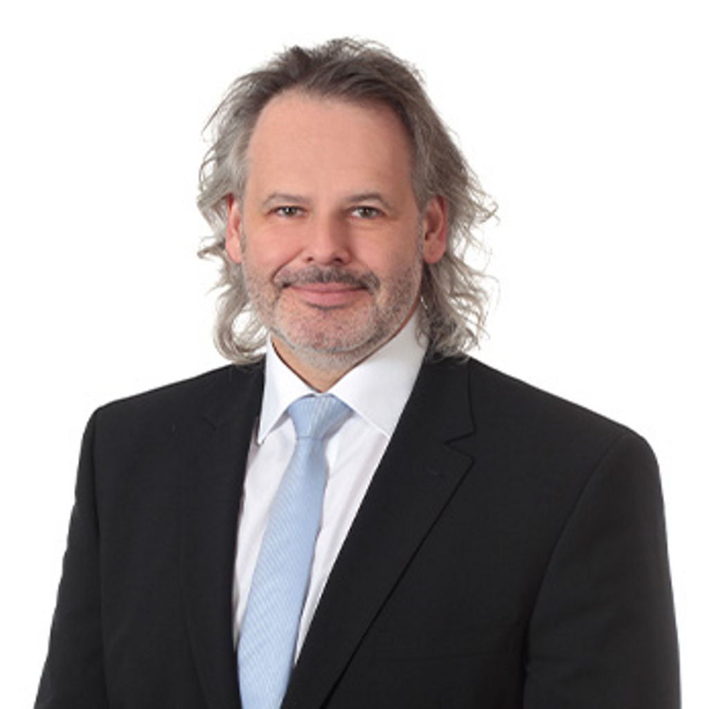 Freundlich lächelnder Mann im Anzug, unser Geschäftsstellenleiter Baierbach Karl Schwinghammer