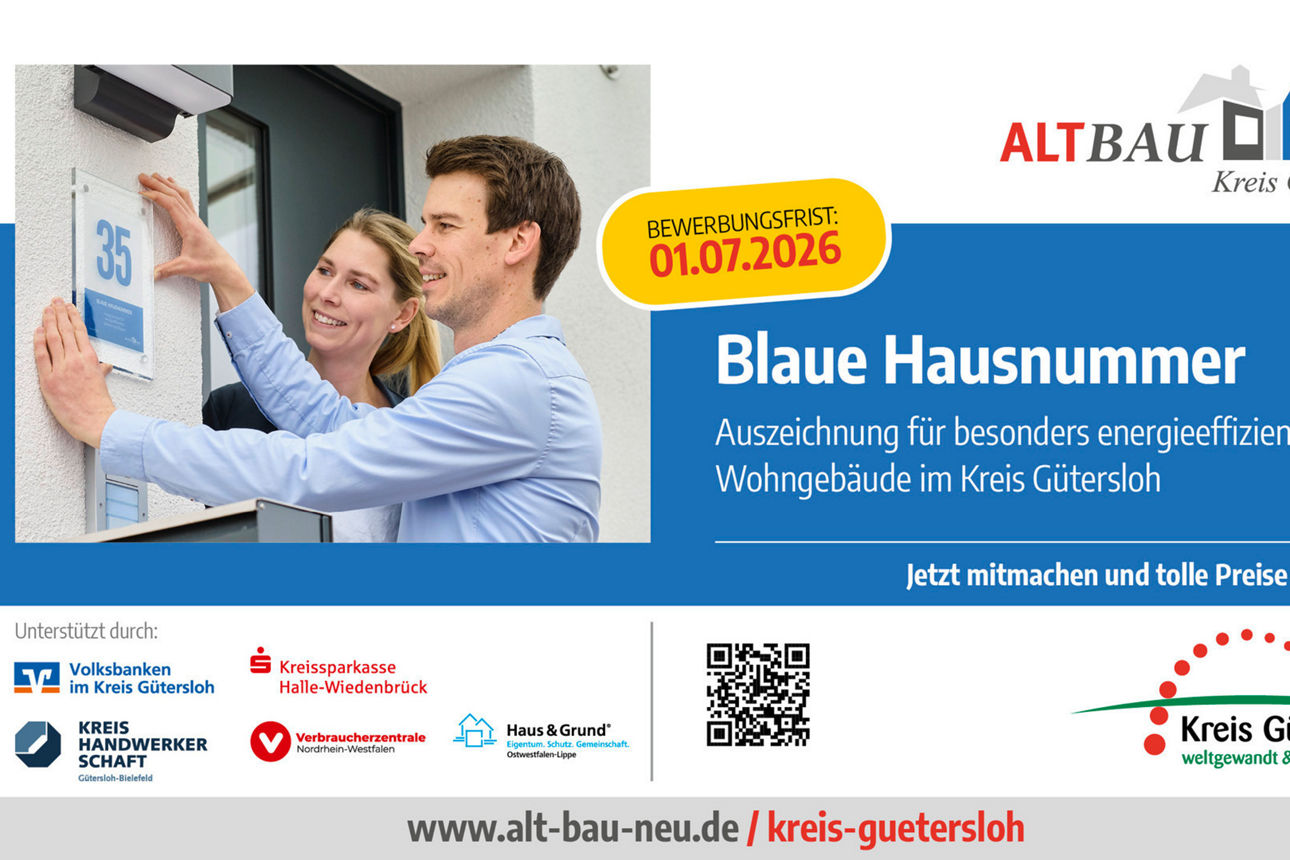 Blaue Hausnummer von zwei Menschen 