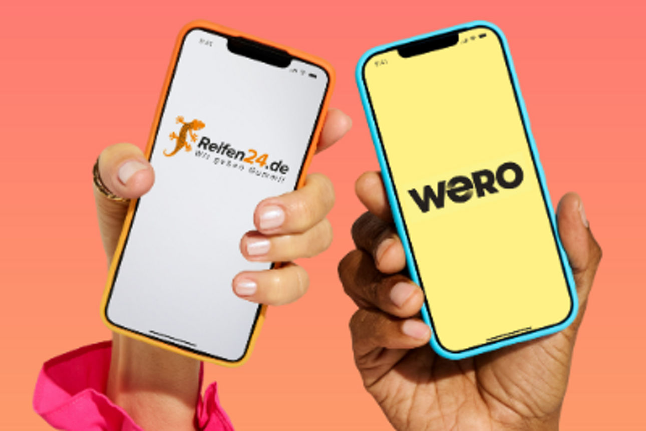Zwei Hände halten die Smartphone nach oben