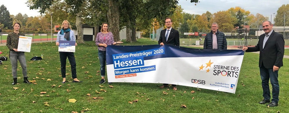 Preisübergabe auf dem Sportgelände der SG Egelsbach: v.l.n.r. Diana König, Nina Hauck, Carmen Heuss, Jens Prößer (Vorstand Vo