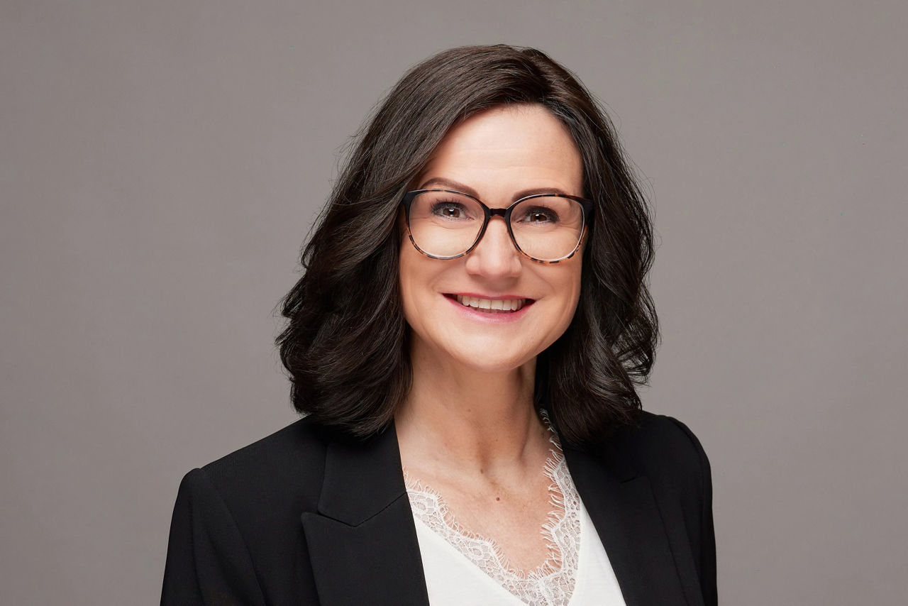 Personalreferentin Ilona Seidler im schwarzen Blazer mit weißer Bluse.