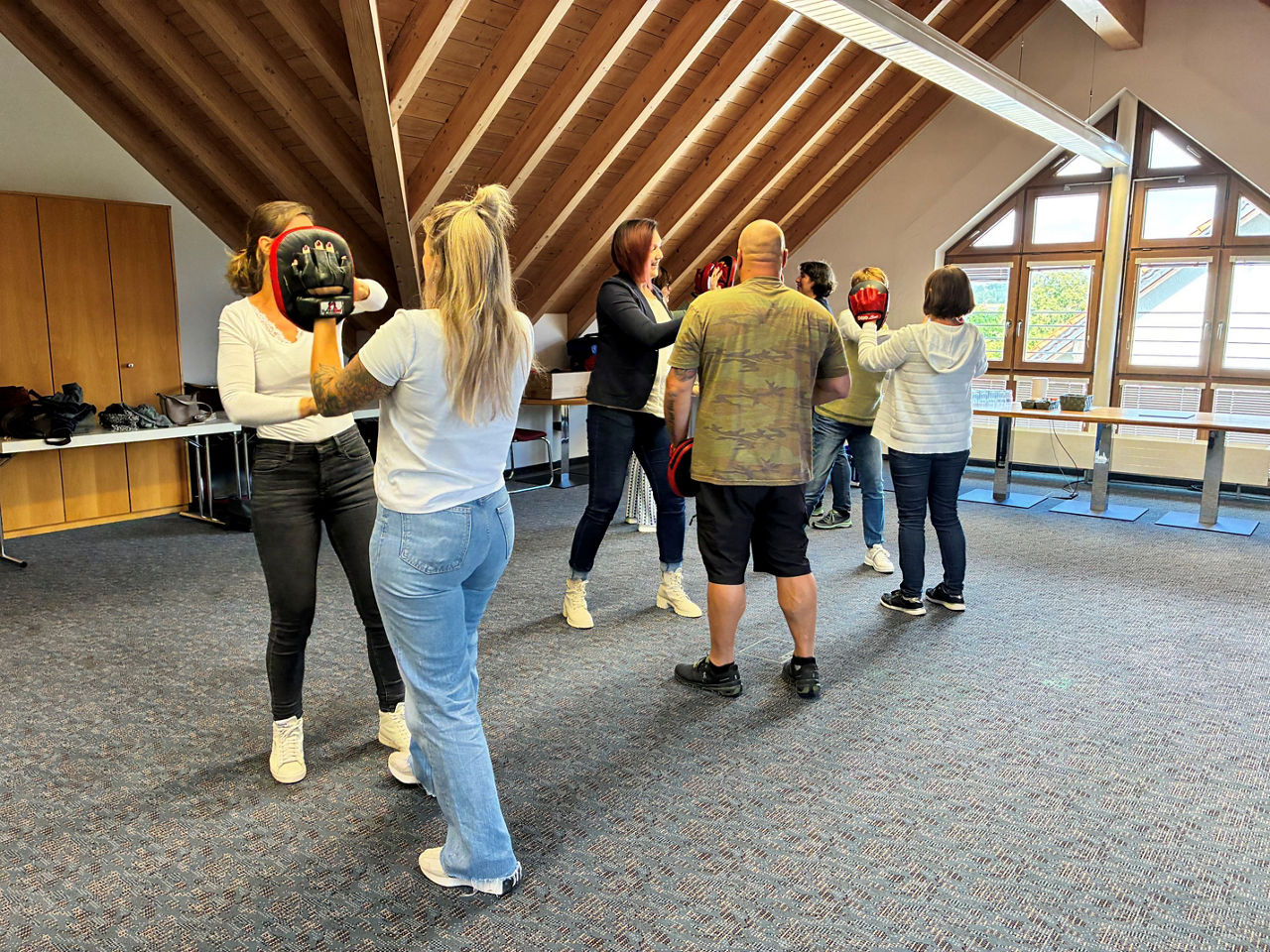 Mitarbeiterinnen beim Selbstverteidigungskurs
